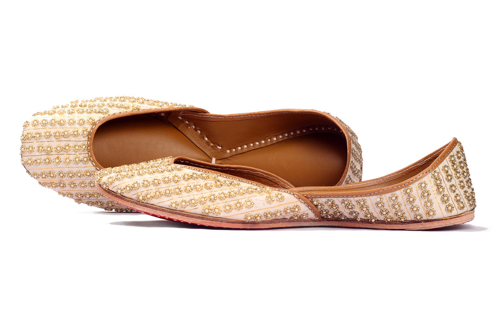 Ivory Pearl Embroidered Jutti
