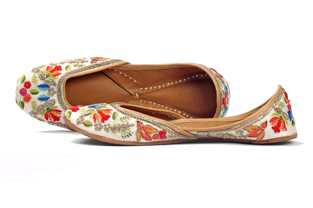 Ivory Zardozi And Resham Embroidered Jutti
